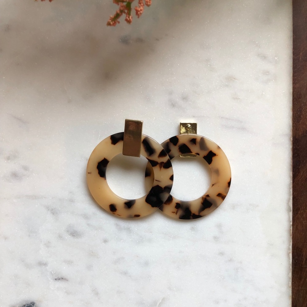 NWOT! The Camilla Resin Hoop Earring - Picture 5 of 8